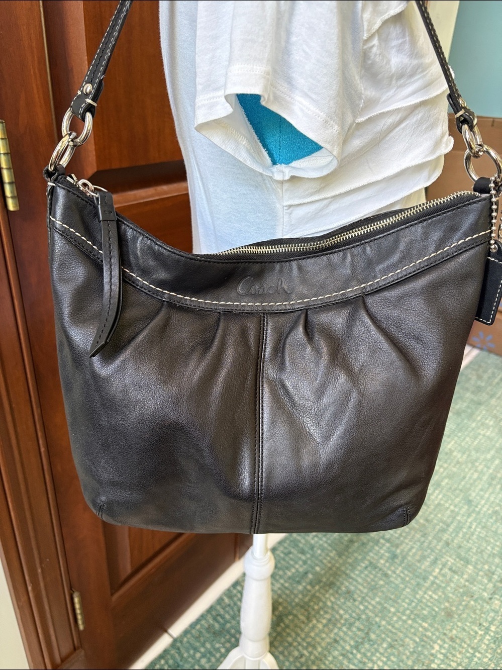 Coach  Vintage shoulder bag  F13764
Pleated front thick smooth leather black EUC